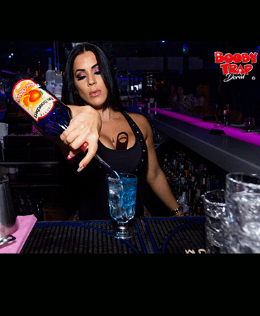 Best Gentlemen's Club in Doral bartender serving drinks Best Gentlemen's Club in Doral bartender serving drinks
